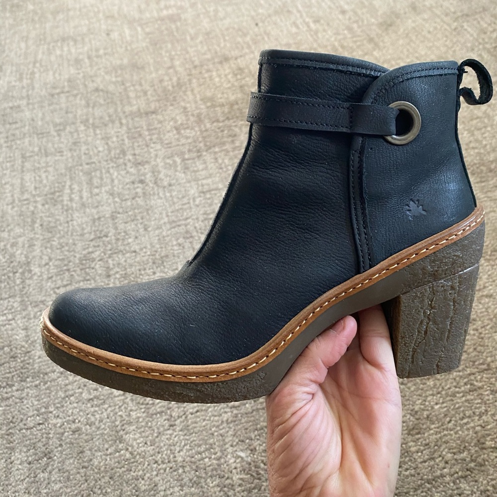 El Naturalista black boots